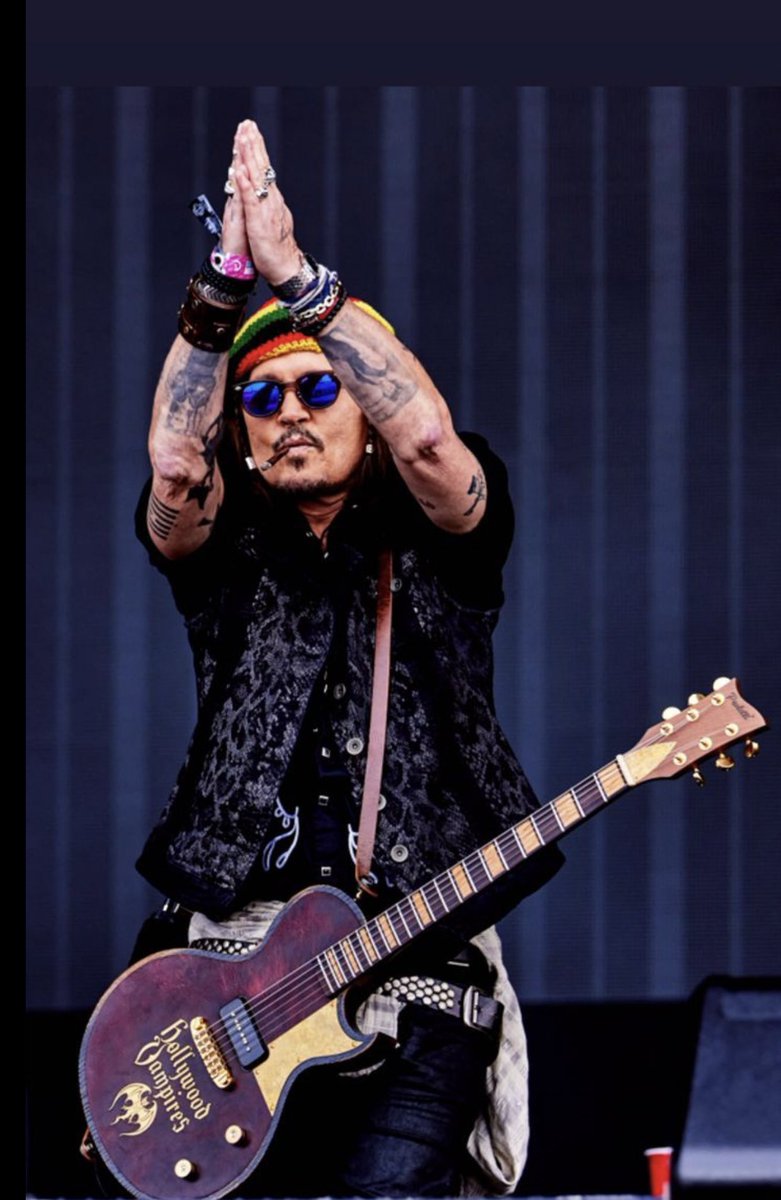 Johnny Depp 👏🏻- PinkPop festival ( via williamrutten)