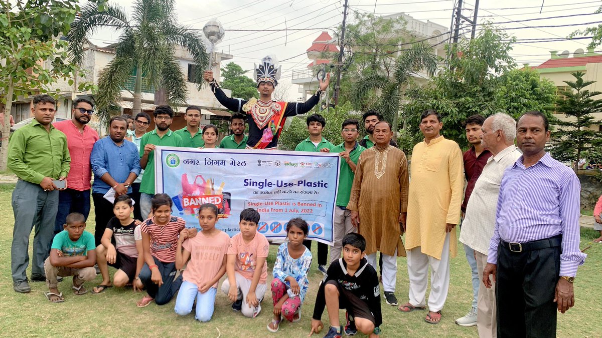 enclubmrt's tweet photo. क्लब व @MrtNagarNigam द्वारा फाजलपुर, रोहटा रोड़ में कार्यक्रम आयोजित किया गया। जिसमें क्लब के @Pundhir9Anirudh द्वारा #प्लास्टिकासुर का वेश धारण कर लोगों को प्लास्टिक का प्रयोग ना करने हेतु आवाह्न किया। सभी को प्लास्टिक त्यागने की शपथ भी दिलाई गई। #SUPFreeUP #जंग_प्लास्टिक_से https://t.co/7Dcesqumwu