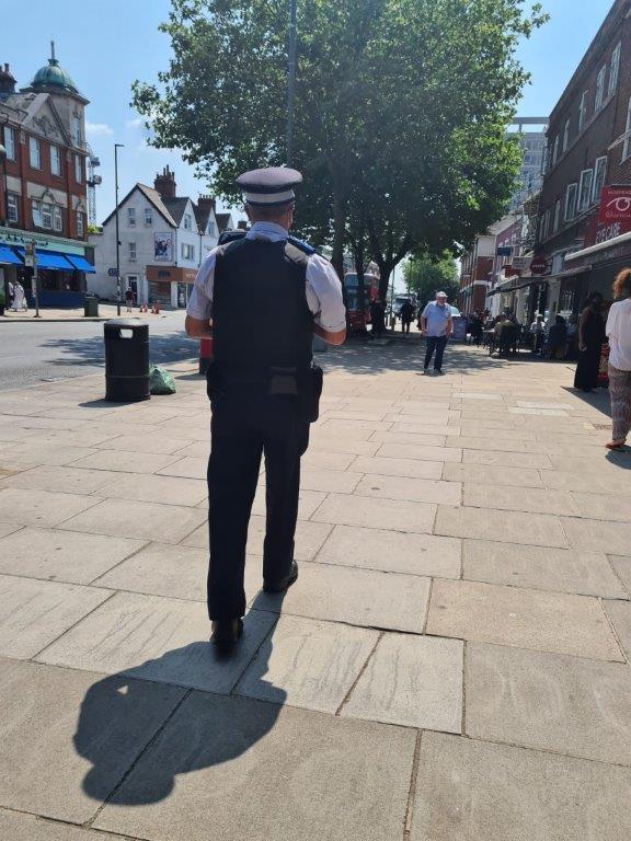 #MetPCSO
Build a picture of what’s going on in the local area to make neighbourhoods safer. Say hello to being a PCSO. Click the below link for further information and to apply. 
met.police.uk/car/careers/me…