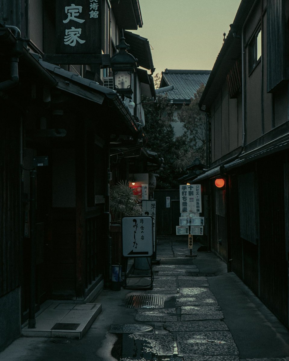 Kyoto 2023.💜

Amazing mix of modern day technology and deep culture & history.❤️

Photos taken with #A7SII.
#japan #kyoto #travel #photo #architecture #building #traditional #cityphotography #screenshots #cinematography #movie #photography #sony #picoftheday #photo