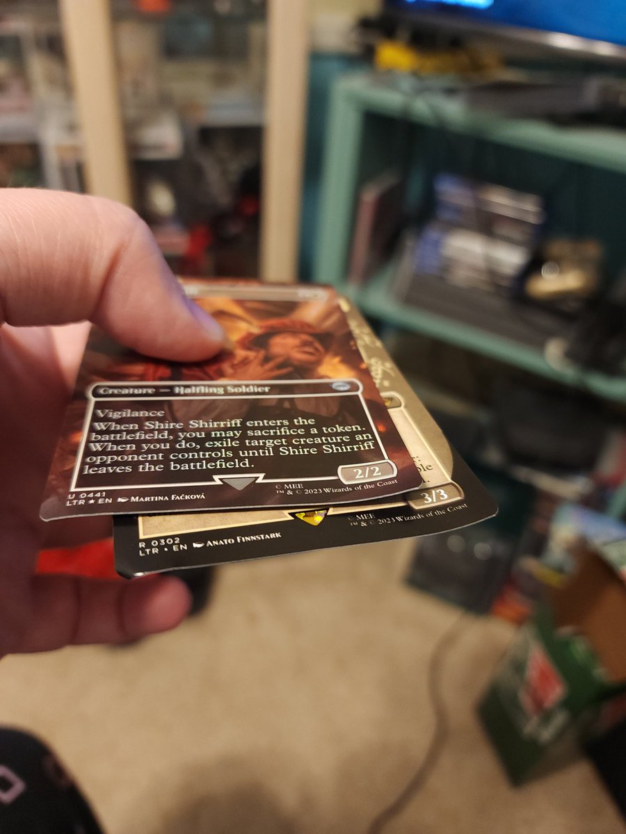 #wizardsofthecoast #LordOfTheRings #MagicTheGathering #defectiveproduct 
I just bought this Sauron commander deck and the collector booster sample pack cards were ALL bent up, how do they come out if the box like this?