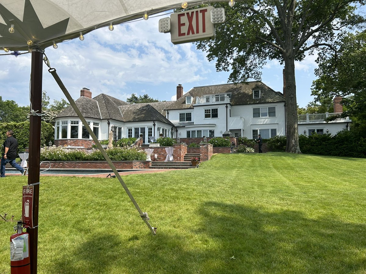 FrazerKristin's tweet photo. Mineola Strings had a wedding on Manhasset Bay this afternoon. Gorgeous setting.  I love doing quartet gigs with former students. 2 of them started with me in 6th grade ❤️. #MineolaProud @mrs_ramsingh https://t.co/gPLewpbIeF