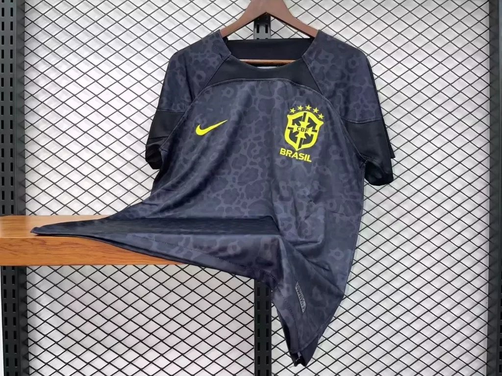 apchadinhos's tweet photo. E pra quem tá acompanhando #BRAxGUI Olha essas duas opções que achei na shopee da Camisa da seleção preta 🤌🏽🤎

1️⃣ https://t.co/tsJ2Xx9ldS
2️⃣https://t.co/ZjXy08ChIX

Essa vai entrar pra história 🤎🇧🇷 https://t.co/ajTry9iYnq
