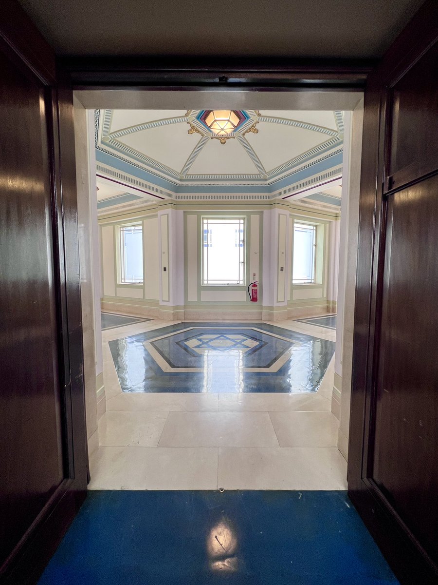 TheCraftySec's tweet image. A lovely day at the big house for the meeting of Sua Tela Tonanti 8003. A lodge with a strong military connection and the Raising ceremony this afternoon of a serving Capt. “ To the Warrior His Arms" 💣