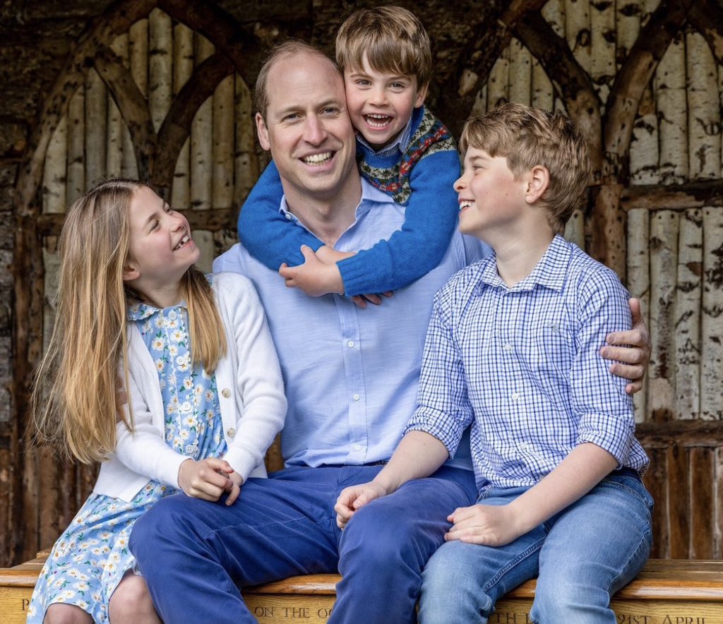 What a lovely photo of Prince William and his 3 beautiful children ahead of Father’s Day tomorrow 

Meanwhile over in Montecito Meghan Markle is preparing to sell exclusive photos of Archie and Lilibucks to Netflix. Pathetic

#HarryandMeghanAreGrifters