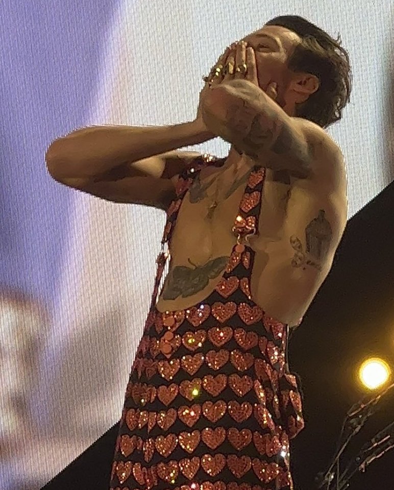 sunfflouwerry's tweet photo. wembley                    wembley
first show 🥹            last show 🥹 https://t.co/R4W0LuNtJP