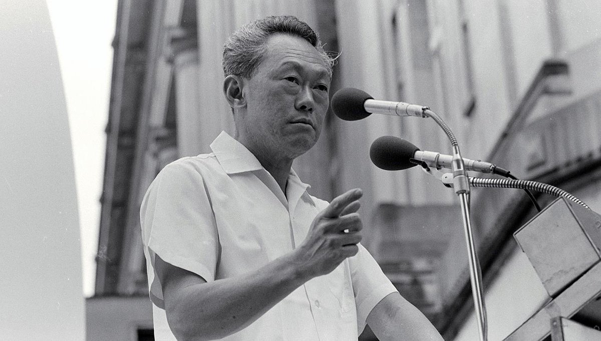 Eğer hırsızlar yollarda güvende yürüyorlarsa, bunun iki nedeni vardır; Ya rejim büyük hırsızdır veya halk aşırı aptaldır. 
- Lee Kuan Yew