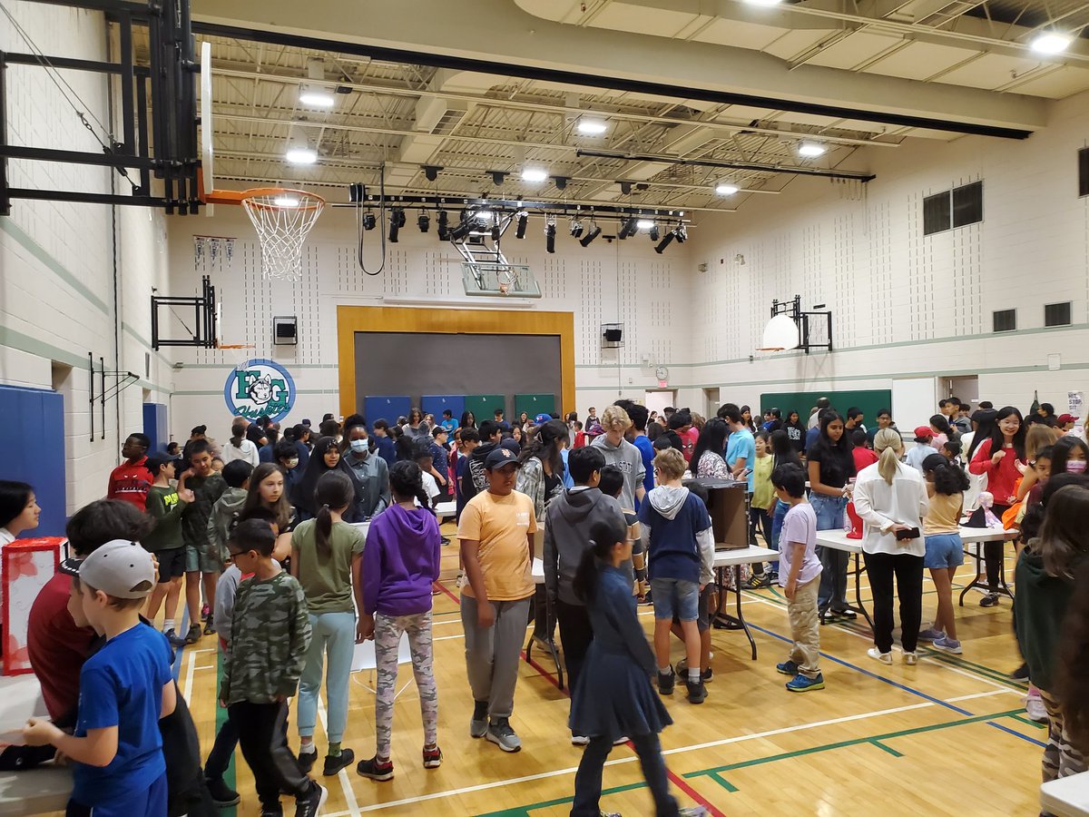 This week we organized Celebration of learning gallery walk for our Graduating  Grade 8 class of 2023 @HeritageGlenPS ! The Ss had wonderfully captured their successful Elementary school journey and showcased thier voices through artifacts!  @HaltonDSB
