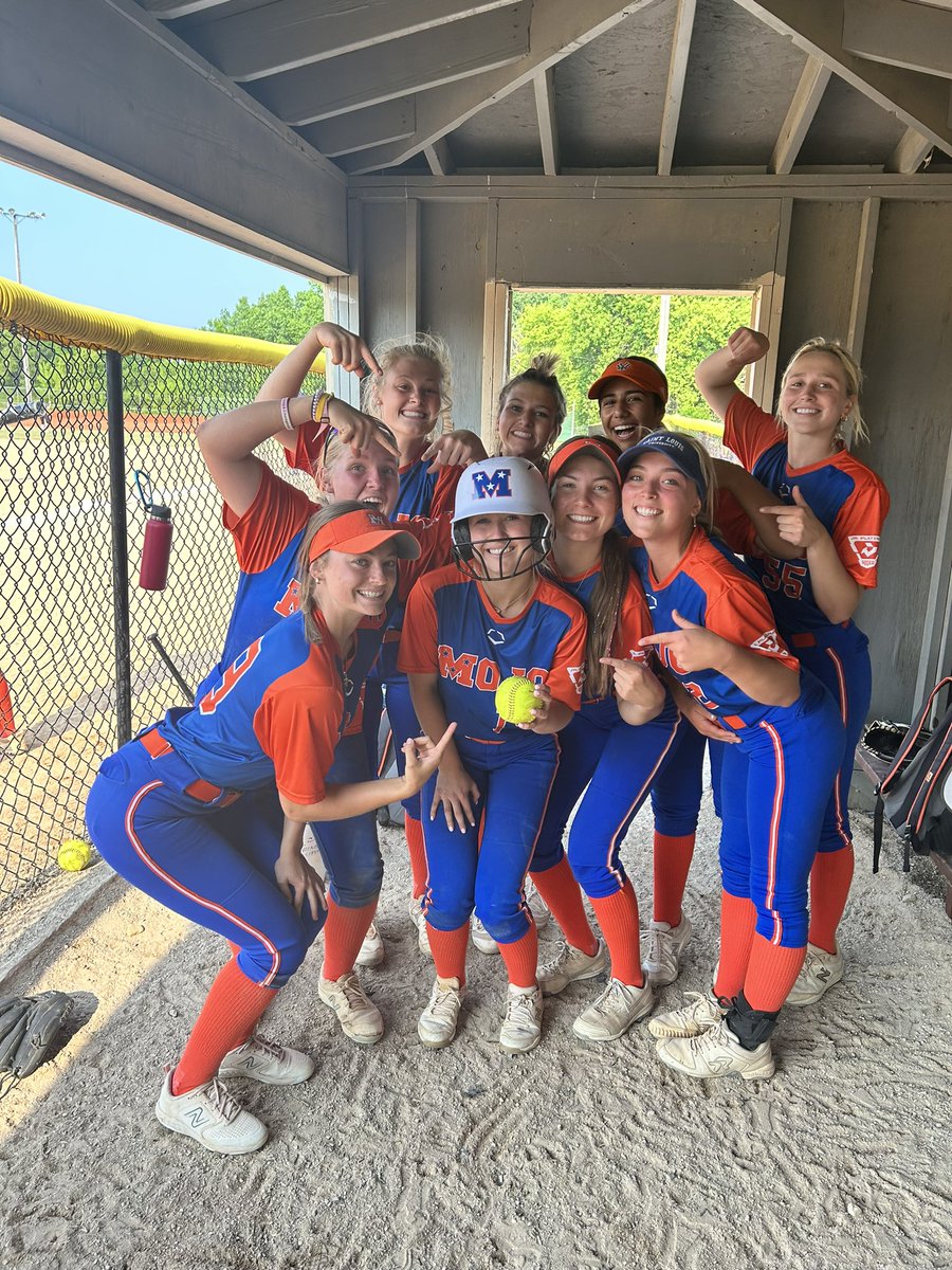 Grace G <a href="/gracegolbs/">Grace Golebiowski</a> with the lead off 💣!!!!