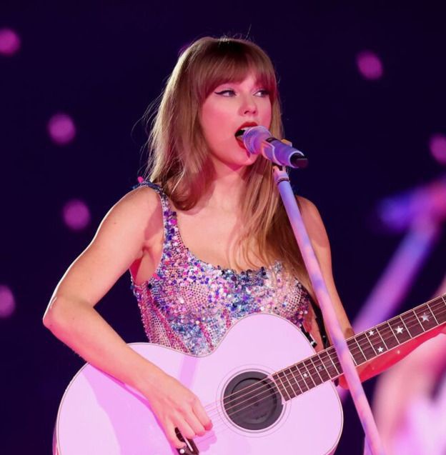 updatecultura's tweet photo. GENTE? Crítico comparece a “The Eras Tour”, de Taylor Swift, e na “RENAISSANCE WORLD TOUR”, de Beyoncé, e aponta qual é a melhor:

“Na 'The Eras Tour', eu torcia para as músicas acabarem. Na 'Renaissance World Tour', eu queria mais”, afirmou o crítico. https://t.co/L7pRfU23Mc