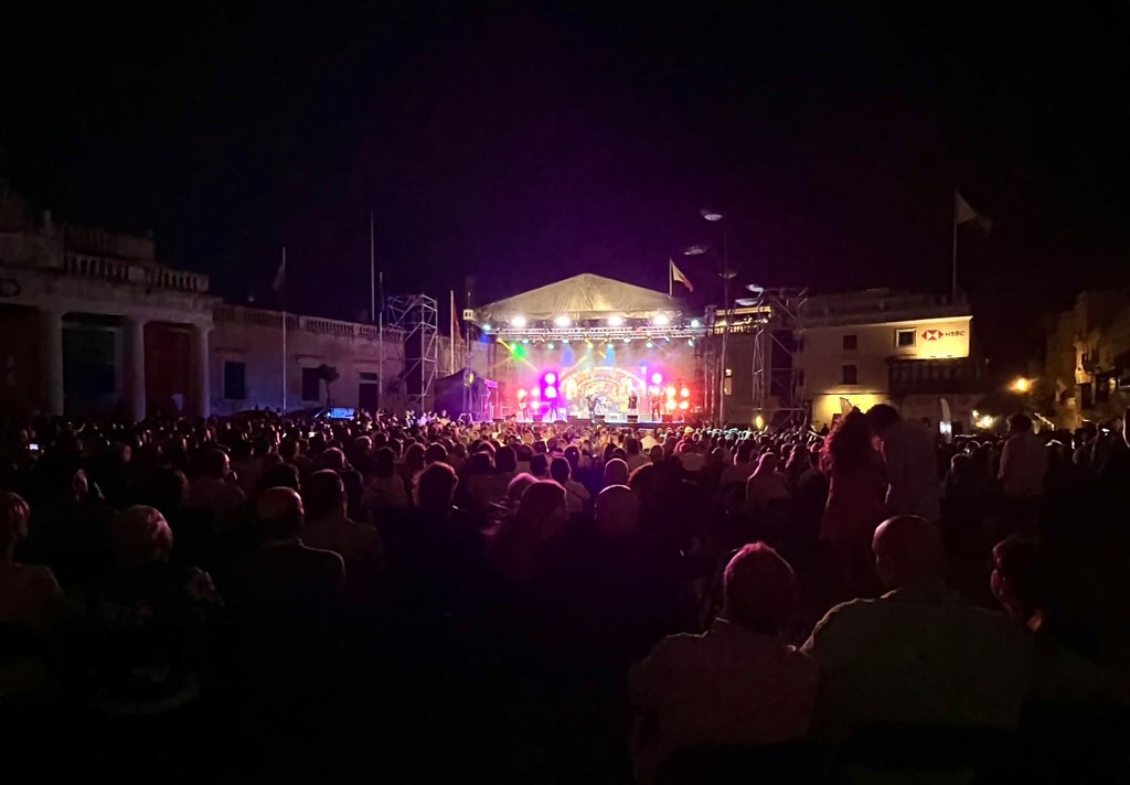 russellcrowe's tweet photo. Malta !!
2000 hearts ! 

Inhobbkom hafna ! https://t.co/DZYlKPtaFS
