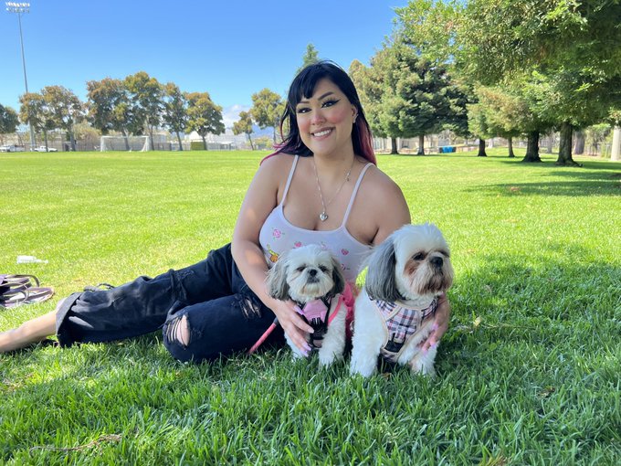 my fave wholesome pic of me n my furry babies 🩷🐶 https://t.co/jxjYeRgAMM