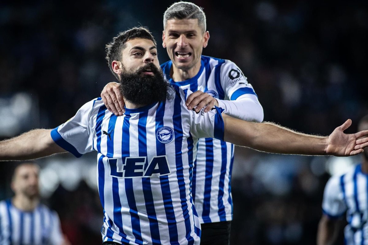 Salva Sevilla se lesionó en el partido de ida y hoy no pudo jugar. Con 39 años, ha sido motor del Deportivo Alavés. 

➡️Hoy logra su cuarto ascenso (Betis 🟢⚪, Mallorca 🔴⚫(X2) y Alavés 🔵⚪)

➡️Jugador histórico de nuestro fútbol.