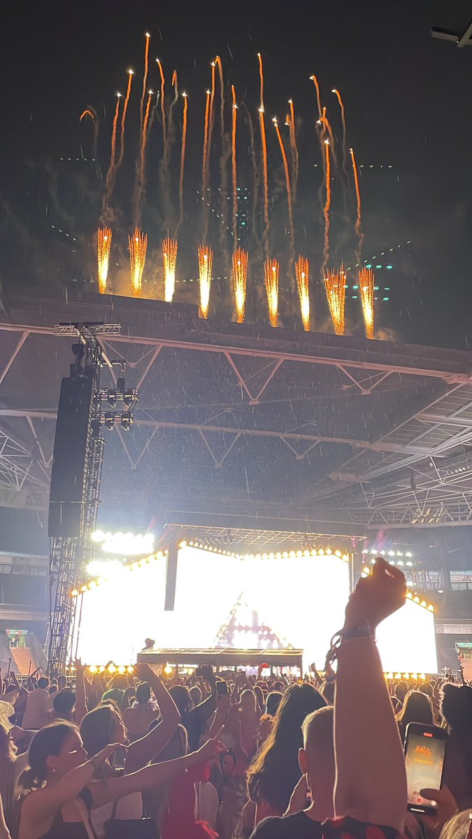 samcrumpy's tweet image. Been to some gigs in last few weeks and this almost tops it. Some bloke @Harry_Styles