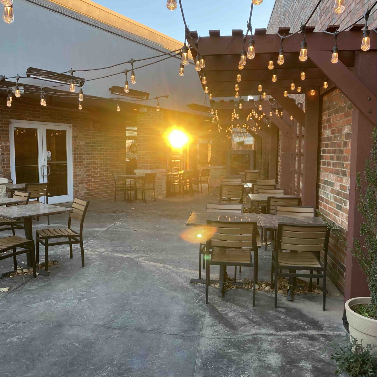 MonisOKC's tweet photo. It’s summertime, and the livin’s easy ☀️

#monisokc #edmondok #okcpatio #okceats #eatlocal #italianfood #patioweather #momandpop #scratchkitchen https://t.co/KR7kqUktWj