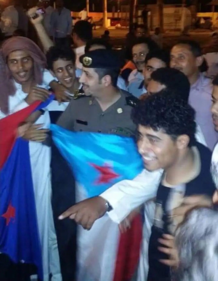 من أرض المملكه العربيه السعوديه يتم رفع علم دولة حضرموت العربيه المتحده وناكد لشعب الجنوب بأن السعودين من مواطنين قياده معكم في قضيتكم العادله.

#دولة_حضرموت_العربية_المتحدة