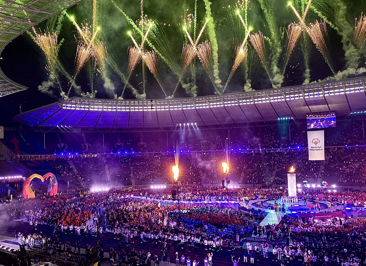 Großartige Stimmung bei einer berührenden Eröffnungsfeier der @SOWG_Berlin2023. Wir wünschen allen Athlet:innen verletzungsfreie und erfolgreiche #specialolympicsworldgames &amp; drücken natürlich besonders für Team 🇦🇹 die Daumen! 
#zusammenunschlagbar #unbeatabletogether
#berlin2023