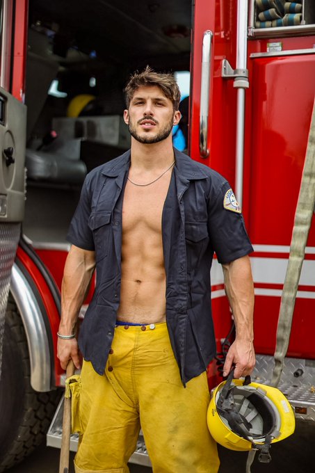 RT if i could be your dad 😇  https://t.co/bUfSZpgNhL https://t.co/vkbqc86GhU