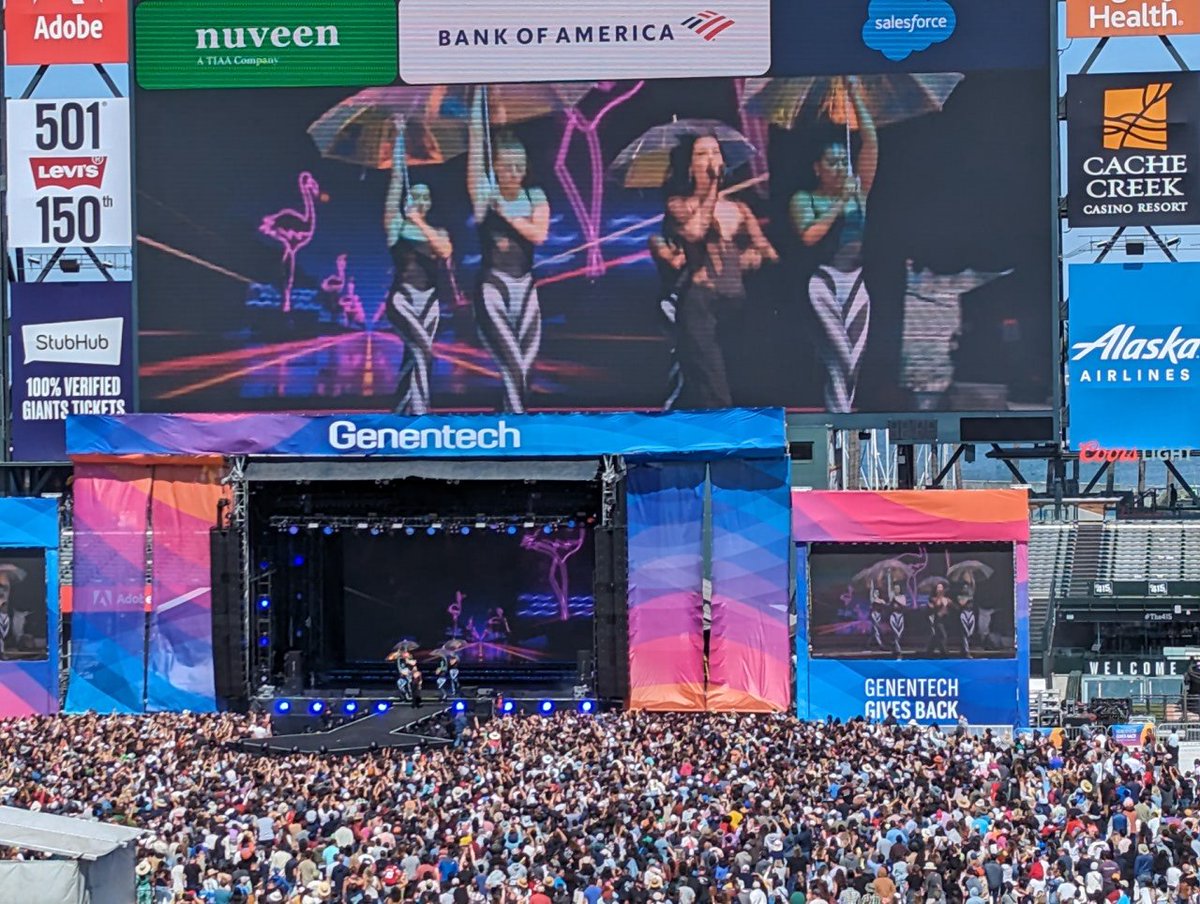 Final act of the day... <a href="/DUALIPA/">DUA LIPA</a> !!!!
#genentechgivesback