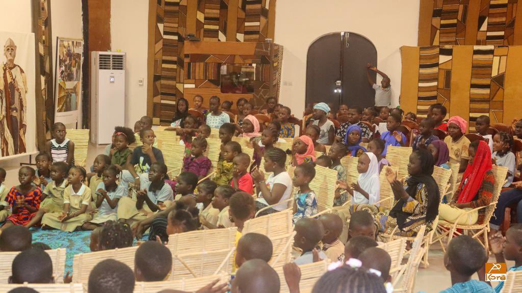 CCK || KÔRÈ SHIFINSO #03
Thème : Gachi (pondération)
Invité : K. Moussa Balla Ballo 
Le vestibule socio-éducatif du CCK : Un espace d’éducation des enfants aux valeurs sociétales du Mali.

#MaayaetCitoyenneté
#ArtsetMaayapouréduquer !
#CentreCulturelKôrè
#FondationDOEN