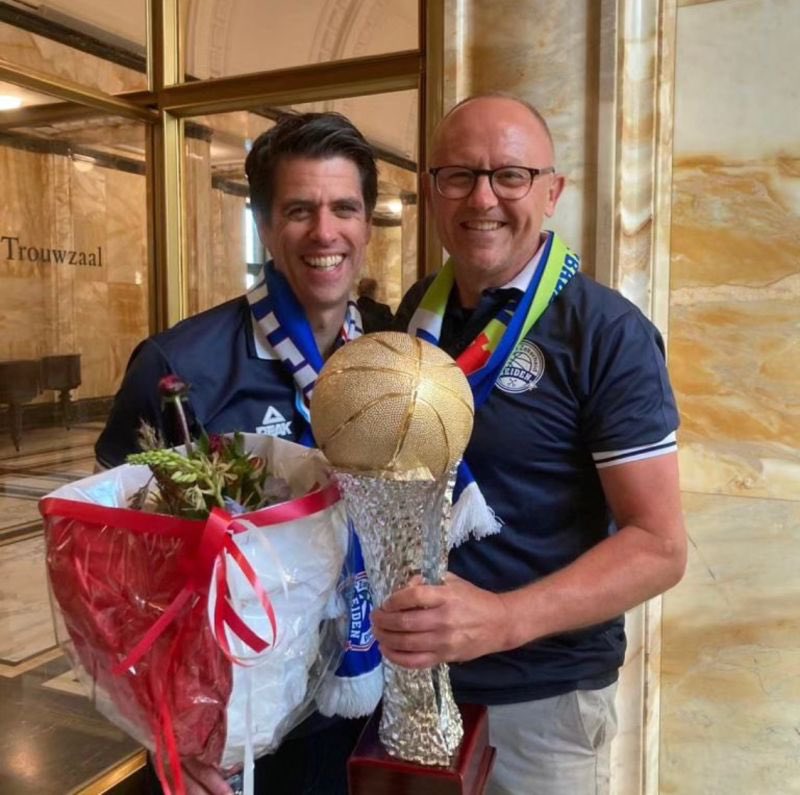 Dit seizoen won @ZZLEIDENBASKETB de beker, de landstitel én prolongeerde zij de BNXT titel! <a href="/Paulidesfysio/">Paulides + Partners</a> leverde een belangrijk aandeel met fysiotherapeuten Arjen van de Paverd en Erik van der Pot! 
Gefeliciteerd mannen!