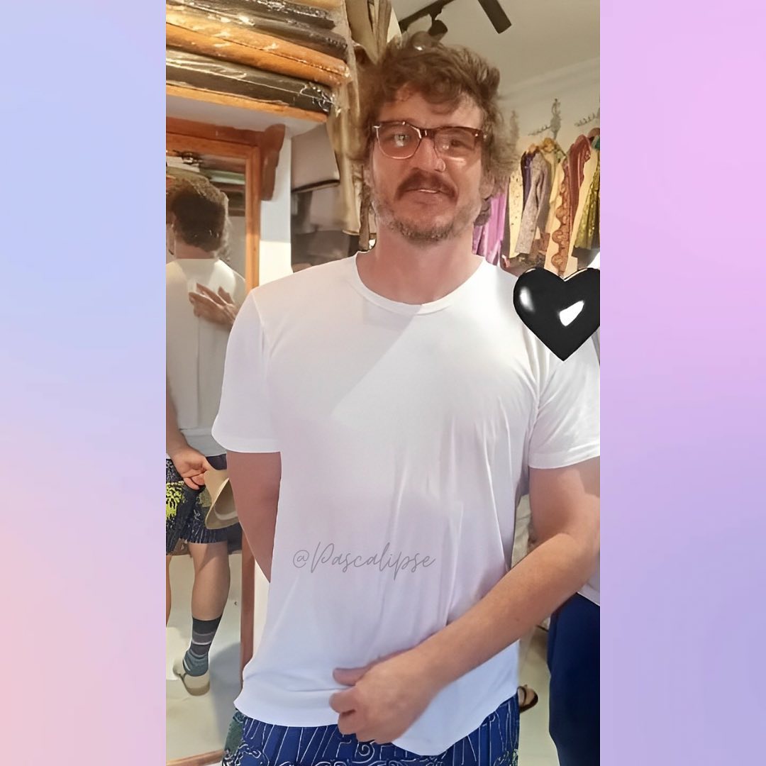 pascalypse's tweet photo. Nosso gladiador/turista nas horas vagas fazendo suas boas comprinhas em Marrakech.
Muito lindo, né? 😍💜
#pedropascaldaily #gladiator2 #pedropascalfan #pedropascaledits #pedropascalfanaccount #PedroPascal https://t.co/RTB30BDm8S