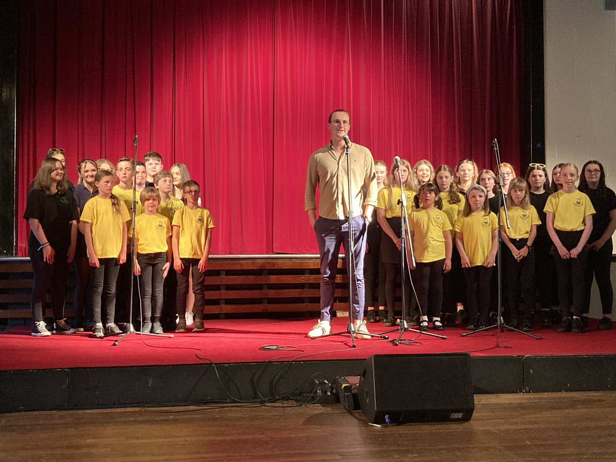 lois_wms's tweet photo. Ymarfer munud olaf i Adran Llanbed gyda @TheLukeMcCall a @samuelwynmorris cyn cyngerdd Noson o’r Sioe yn @drindoddewisant heno 🎶🎤🎹 🤩#sioegerdd https://t.co/a5JOT6vEgP