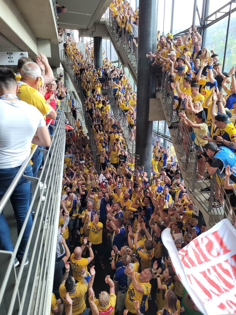 CKsportpl's tweet photo. @kielcehandball wspaniale prezentują się w Kolonii! Humory dopisują, w końcu #PSG ogranie i meldujemy się w finale!
#Kielce #Świętokrzyskie @ehfcl #final4
PARTNERZY PORTALU CKSPORT NA CZAS FINAL4: #klankoptyk #OsiedleGrabina, #icproject #odzywkidlasportowcow. https://t.co/hTRjX6GZbU