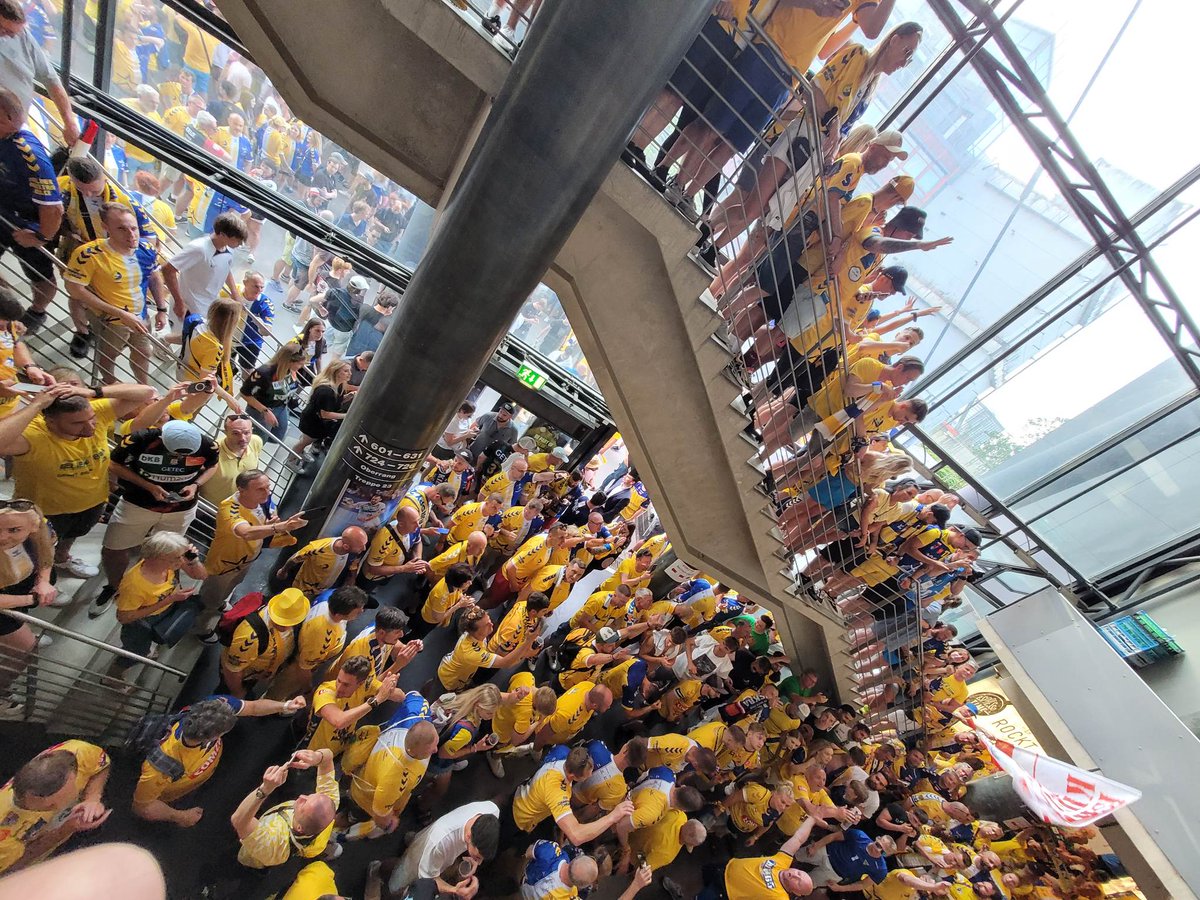 CKsportpl's tweet photo. @kielcehandball wspaniale prezentują się w Kolonii! Humory dopisują, w końcu #PSG ogranie i meldujemy się w finale!
#Kielce #Świętokrzyskie @ehfcl #final4
PARTNERZY PORTALU CKSPORT NA CZAS FINAL4: #klankoptyk #OsiedleGrabina, #icproject #odzywkidlasportowcow. https://t.co/hTRjX6GZbU