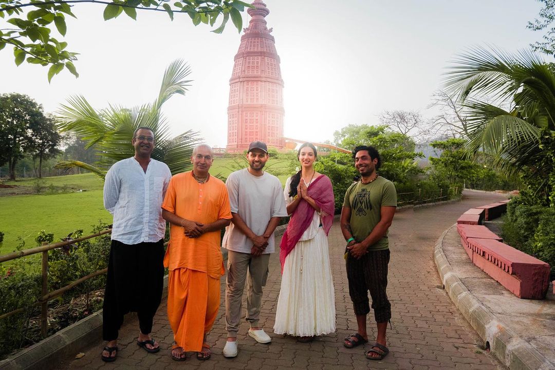 Gauranga Das (@gaurangadas) on Twitter photo Recalling a pleasurable evening at Govardhan Ecovillage with <a href="/jayshetty/">Jay Shetty</a>, <a href="/iratrivedi/">Ira Trivedi</a> , and <a href="/VisvambharSheth/">Visvambhar Sheth</a> 🙏
#harekrishna #haribol Recalling a pleasurable evening at Govardhan Ecovillage with <a href="/jayshetty/">Jay Shetty</a>, <a href="/iratrivedi/">Ira Trivedi</a> , and <a href="/VisvambharSheth/">Visvambhar Sheth</a> 🙏
#harekrishna #haribol