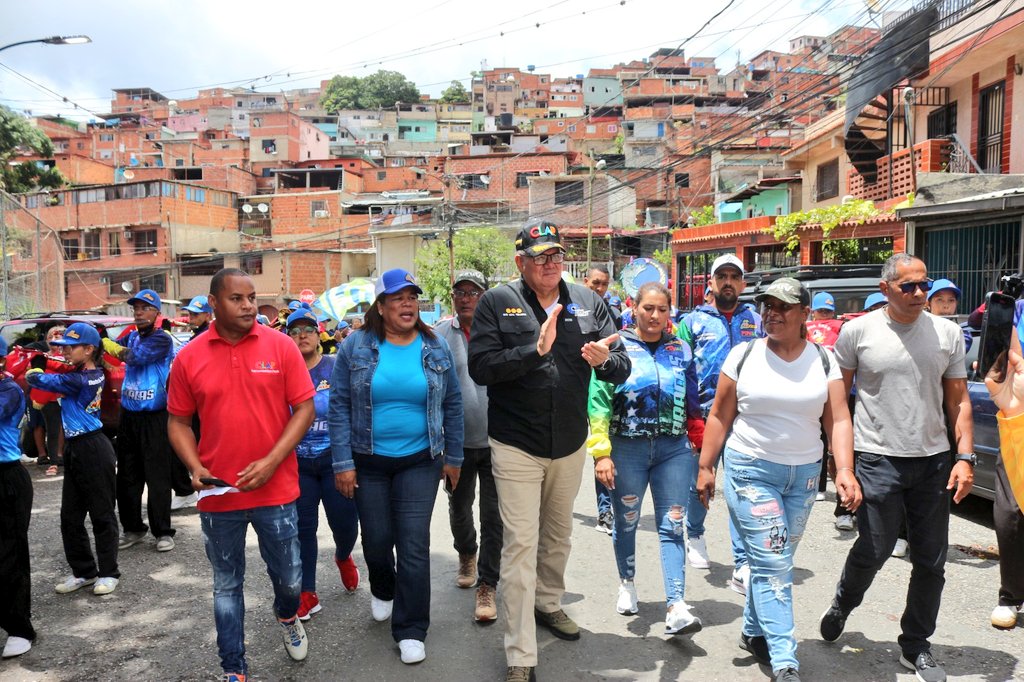 LealTelleria's tweet photo. En la Parroquia 23 de Enero de Caracas, acompañamos al pueblo en el Plan Proteína distribuido en la Base de Misiones "Mi Patria es Humanidad".  Gracias al presidente @NicolasMaduro este fin de semana distribuimos 2.100 toneladas en 316 Ferias del Campo Soberano, a nivel nacional. https://t.co/ZwPcE38it6