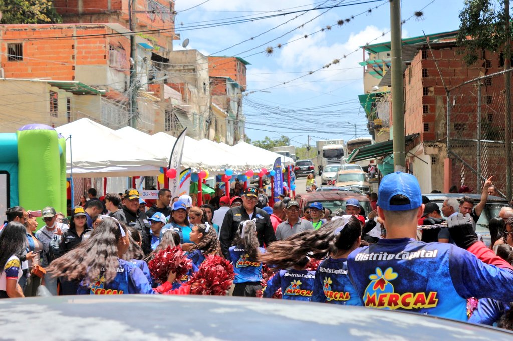 LealTelleria's tweet photo. En la Parroquia 23 de Enero de Caracas, acompañamos al pueblo en el Plan Proteína distribuido en la Base de Misiones "Mi Patria es Humanidad".  Gracias al presidente @NicolasMaduro este fin de semana distribuimos 2.100 toneladas en 316 Ferias del Campo Soberano, a nivel nacional. https://t.co/ZwPcE38it6