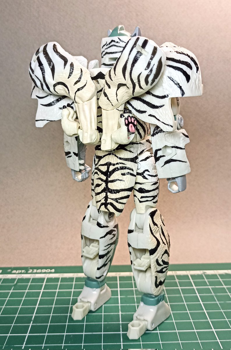 Yes, I know, I shose an absolutly disgusting time to put him in public, but c'mon, my 'social activity' here has always been dead.

Anyway, I'm proud how all of his stripes are turned out!
That's was my first time doing anything alike.

[2/5]
#Transformers #BeastWars #maccadam