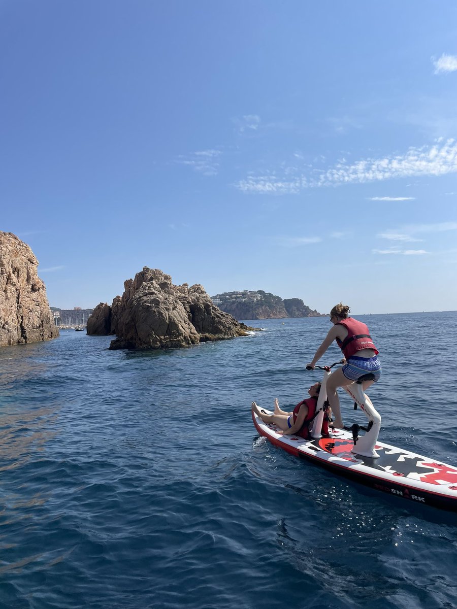 La sortida d’avui ens ha deixat imatges com aquestes ☀️🌊🚴🏻‍♂️ #seacling #costabrava #summer #watersports