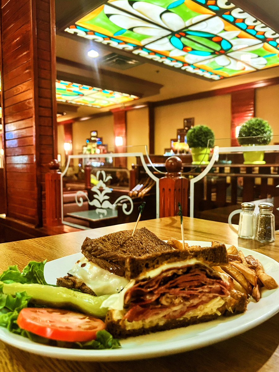 DucCNguyen's tweet photo. Original Reuben Sandwich: Grilled smoked meat, melted Swiss, sauerkraut, secret sauce, pumpernickel 😊
#InsiderMTL #Montreal #MTLMoments #MTLaTable #jadoremonresto #ReubensRestaurantDelicatessen #reubensmtl https://t.co/HXOburicr9