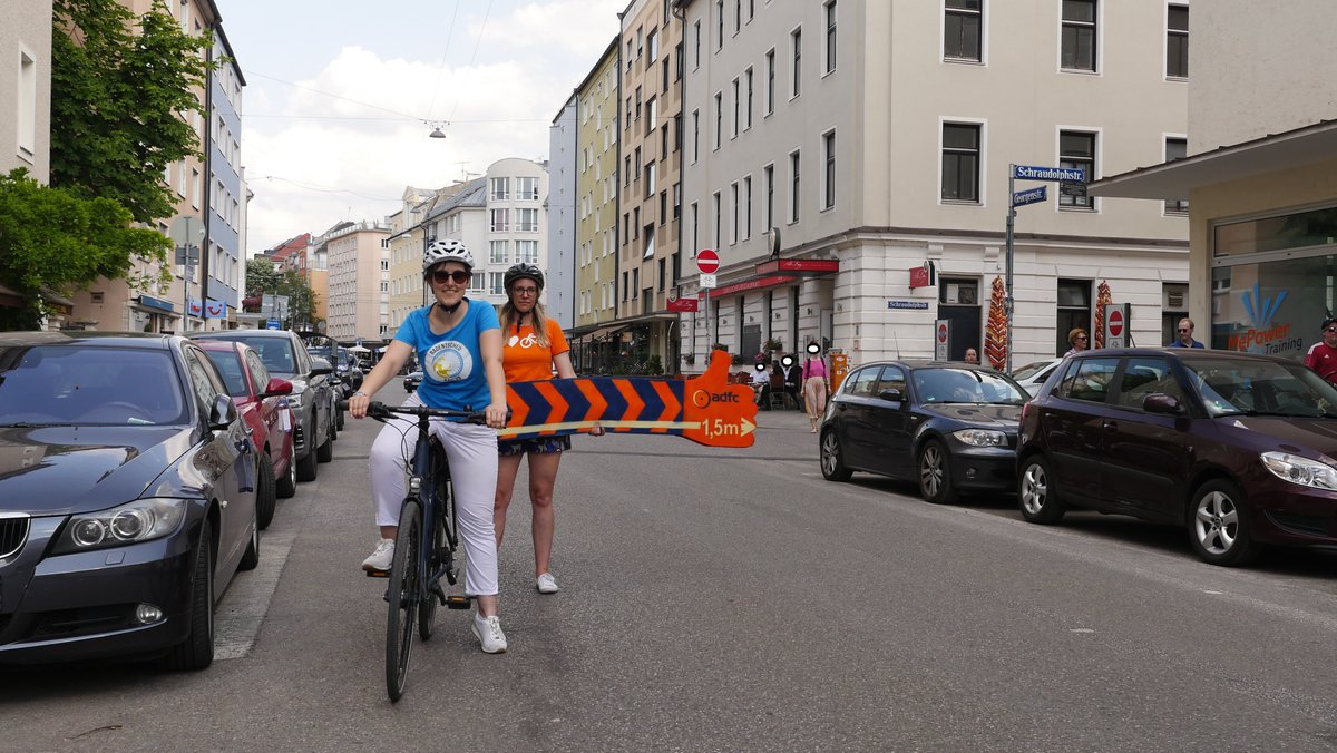 ADFC_Muenchen's tweet photo. Wir haben am heutigen #TagDerVerkehrssicherheit in der Georgenstr. und Schleißheimer Str. Flyer verteilt und haben mit unserer 1,5m Hand gezeigt, was der Abstand in der Realität auf der Straße bedeutet: KEIN Überholen von Fahrradfahrenden möglich! ☝️ https://t.co/ucTWUNK6JN