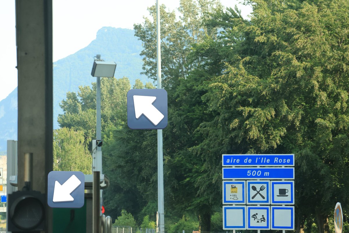 carconducteur's tweet photo. @bourchnikov @GroupeAPRR @VINCIAutoroutes @ASFAutoroutes @AutorouteINFO @Radio1077 @Gendarmerie ℹ️ #Modedemploi #Télépéage
Image 1 : ⬆️ 1er détecteur et ⬇️ le 30 devient un ⚠️ pour informer les suivants si problème.
Image 2 : ↖️ 2ème détecteur et ↙️ voyant lumineux ⚠️ clignote problème détecté par le 1er détecteur.
Le 1er fonctionne que si le 30 est actif évidemment. https://t.co/NtYVJ3bvCo