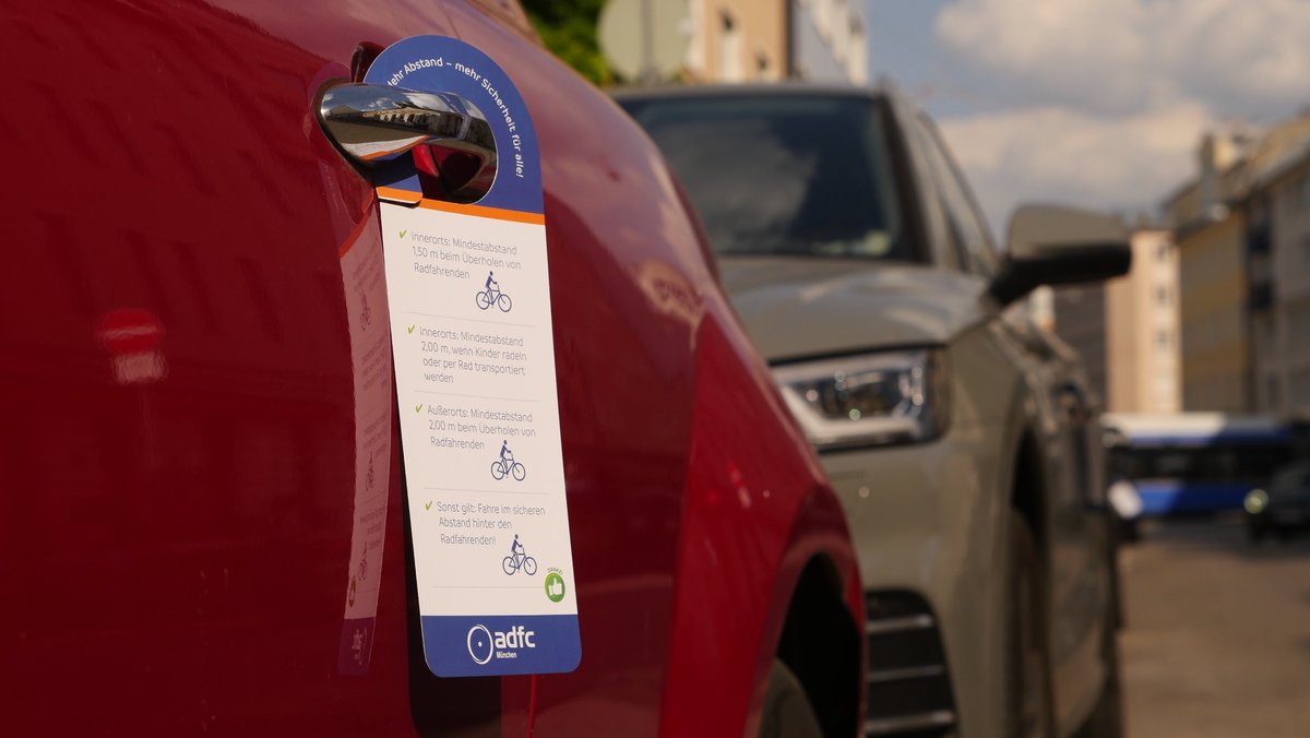 Wir haben am heutigen #TagDerVerkehrssicherheit in der Georgenstr. und Schleißheimer Str. Flyer verteilt und haben mit unserer 1,5m Hand gezeigt, was der Abstand in der Realität auf der Straße bedeutet: KEIN Überholen von Fahrradfahrenden möglich! ☝️