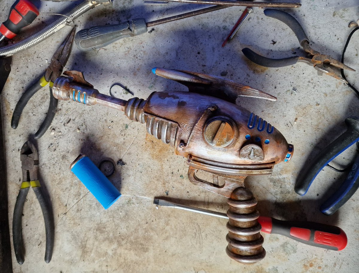 TipToePigeon200's tweet photo. Found this strange... alien blaster amongst some rubble today. I want to deconstruct it, but something is telling me I'm NOT a nuclear physicist. #Fallout #Fallout3 https://t.co/0r7YFy4Pdb