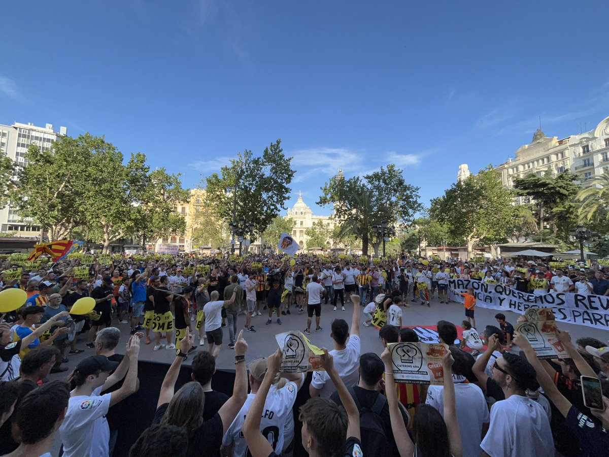La palabra es 𝗘́𝗫𝗜𝗧𝗢 y 𝗚𝗥𝗔𝗖𝗜𝗔𝗦 por salir tantos miles un 17 de junio al fuego de los 35 grados de Valencia a defender un sentimiento tan grande. De verdad. Un éxito rotundo. Un mensaje firme para los que lo tienen que escuchar. QUEREMOS que actúen para rescatar al VCF