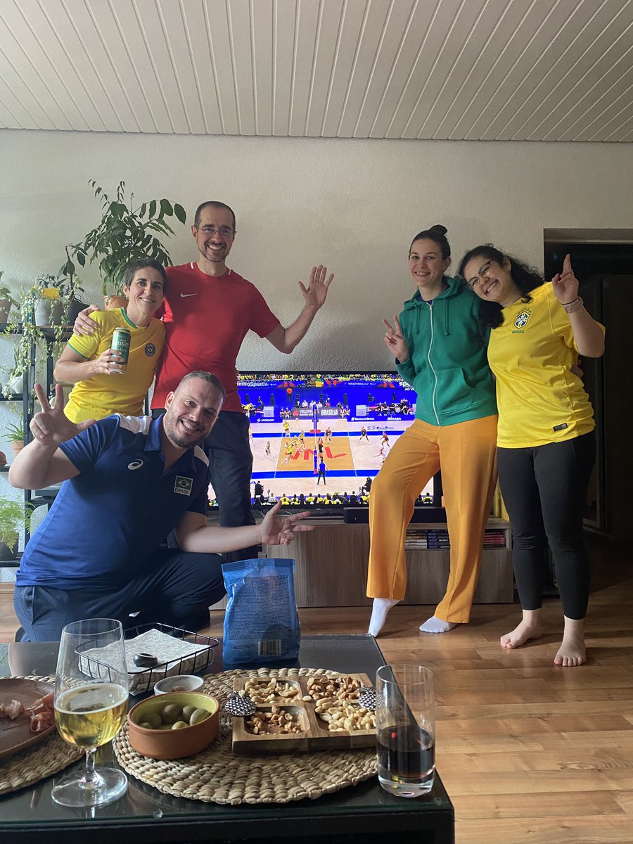 PedroLalli's tweet photo. Galera toda aqui na Alemanha, Berlin torcendo para nosso Brasil #VoleiNoSportTV https://t.co/bBjKHFAp0y