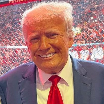 DailyLoud's tweet photo. Trump showed up at a Miami restaurant and promised food for everyone but left without paying for anything‼️😅

Follow @pubity for the best news 📰 https://t.co/hhUopEqgM2