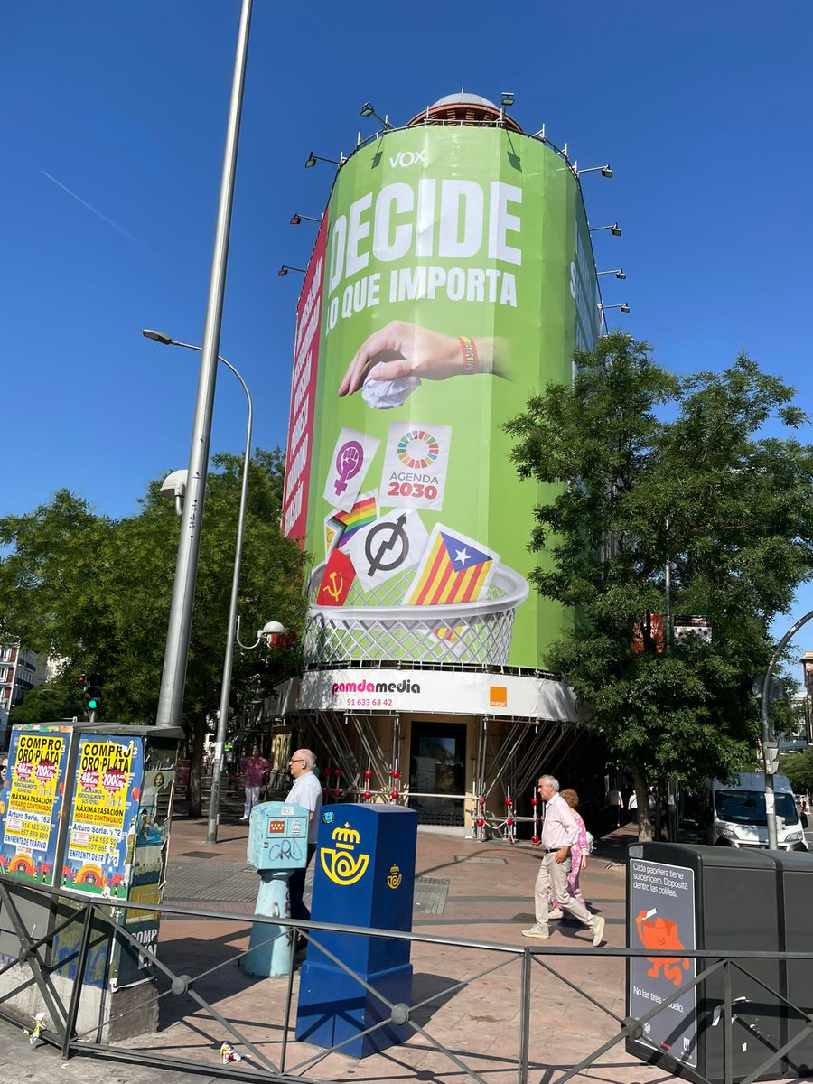 Vox ha colgado en Madrid una lona gigante en la que tiran a la basura una bandera LGBT. Nos señalan y van a por nosotres.