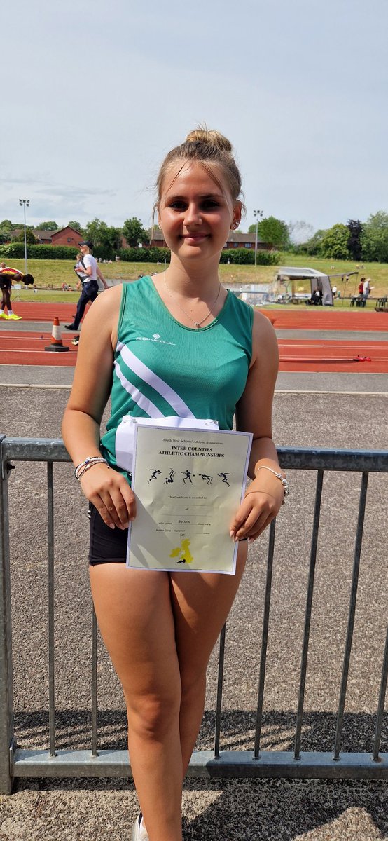 South West Schools silver for Holly today in Hammer 🥳🥈 And best of all she's been selected for English Schools at Birmingham two weeks today 🙌 @SwindonHarriers @RidgewayschPE @DoingItForDan