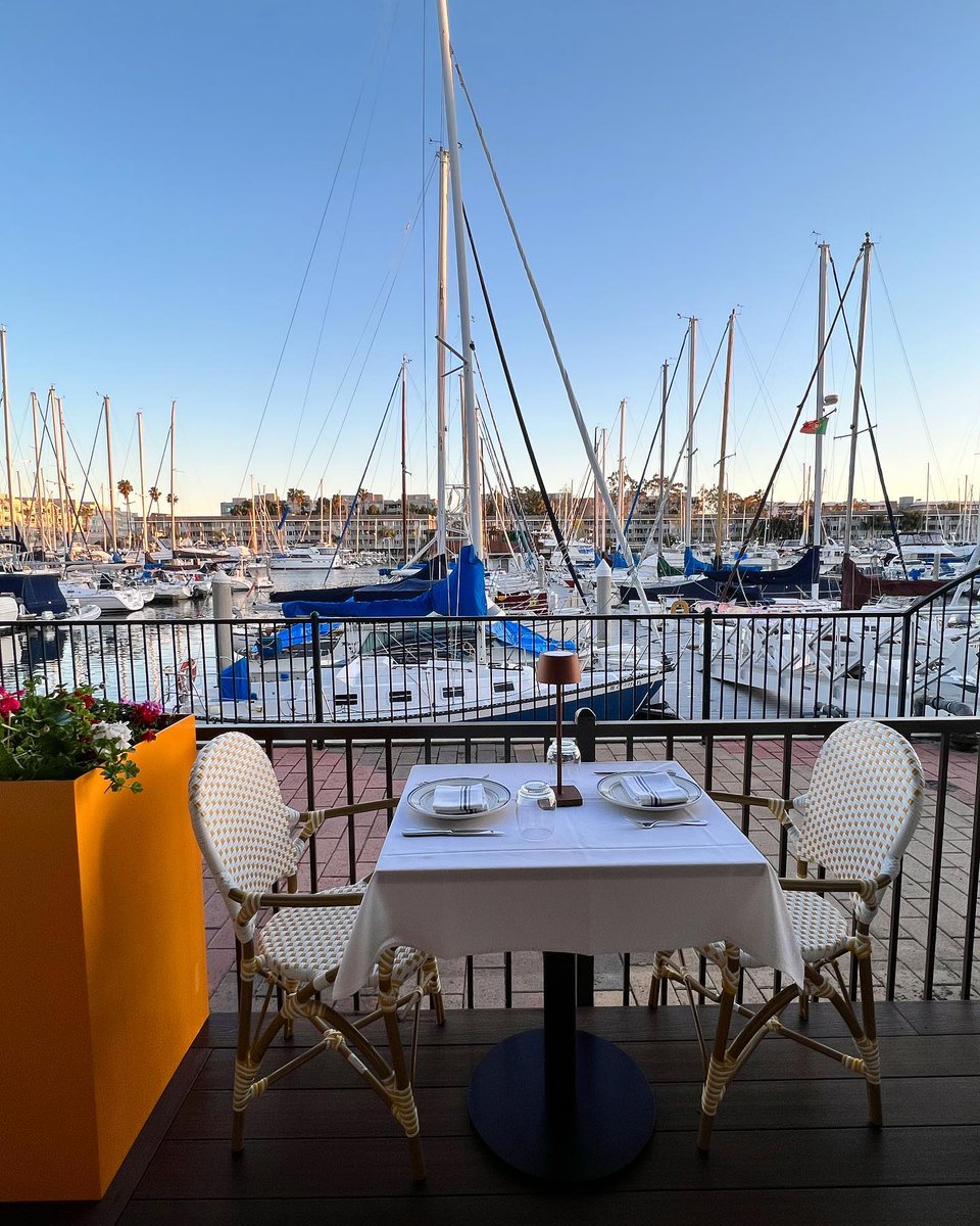 🍹 ⛵️ Savor scrumptious food and drinks in L.A.'s Marina...perfect day to watch sailboats glide by and soak up that glorious sun! 😎  📸: Dear Jane's

bit.ly/MDRwaterfrontd… #ilovemdr #marinadelrey #weekendbrunch