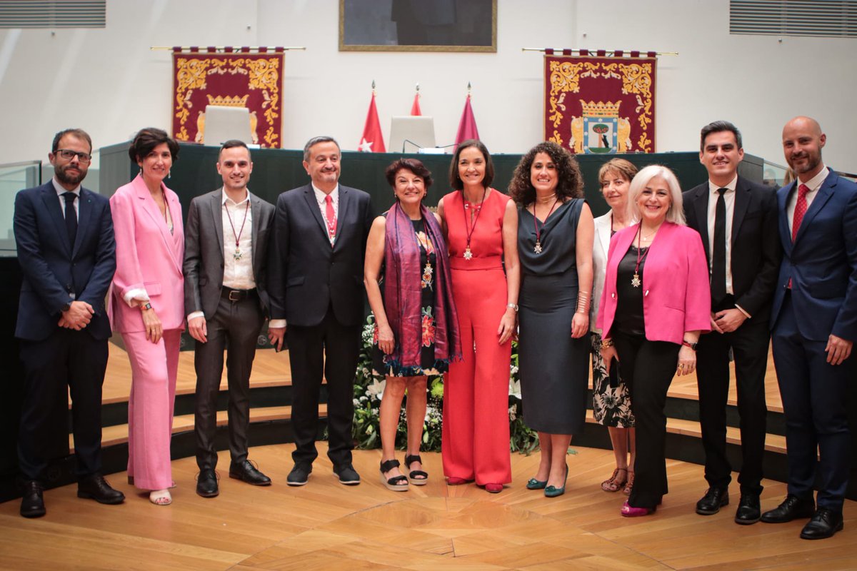 Este es el nuevo grupo municipal socialista en el Ayuntamiento de Madrid.

Un equipo que me honra representar y que, desde hoy mismo, está a disposición de todos los madrileños y madrileñas porque queremos ser útiles a esta ciudad.

Tenemos un camino apasionante.