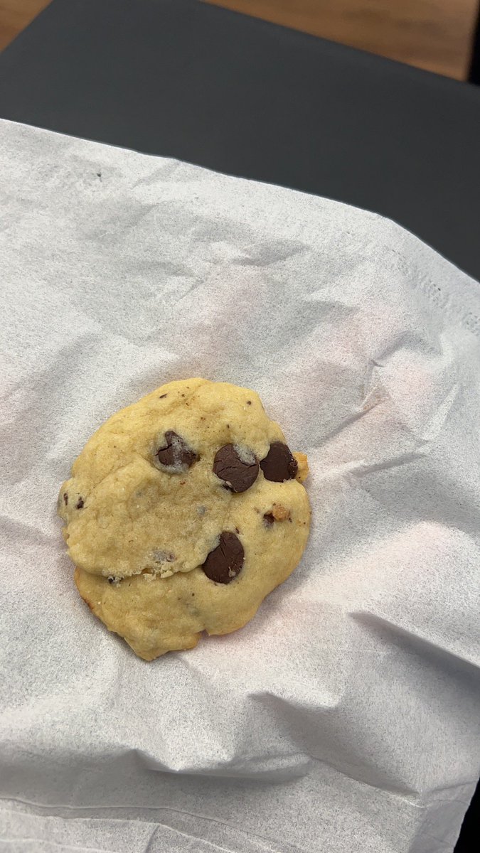 WeiningJin's tweet photo. I really enjoy the presentations of each group! Thanks everyone!
And thanks for the cookies, it tasted really good! @WahibaChair #UCWCOMM410 https://t.co/q33gWgj3If