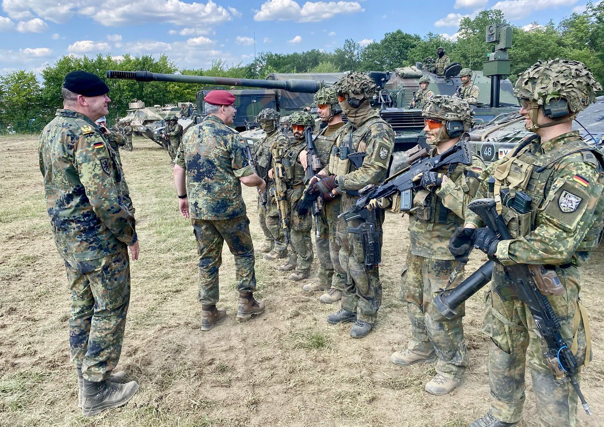 Das war der #TdBw23! 

Den vielen tausend Besuchern danke ich für das große Interesse an der #Bundeswehr und den Menschen, welche Sie ausmachen.

Mein besonderer Dank gilt den Soldatinnen &amp; Soldaten die heute das #Heer und ihre Aufgaben klasse präsentiert haben. 
#WIRSINDDASHEER