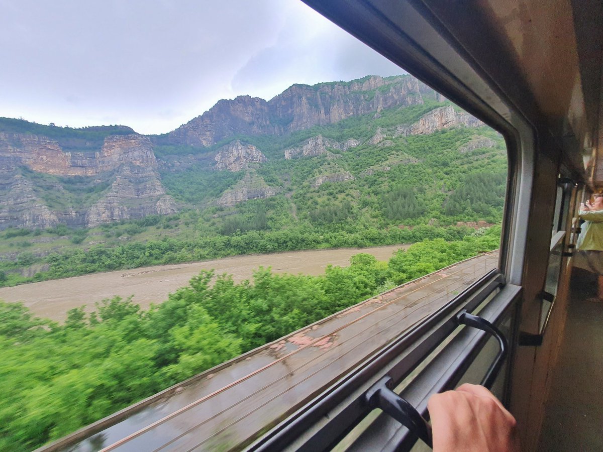 ...het laatste deel was ronduit spectaculair! 😍 Je gaat dwars door de bergen, kronkelend door diepe dalen. Ondanks de regen prachtig.