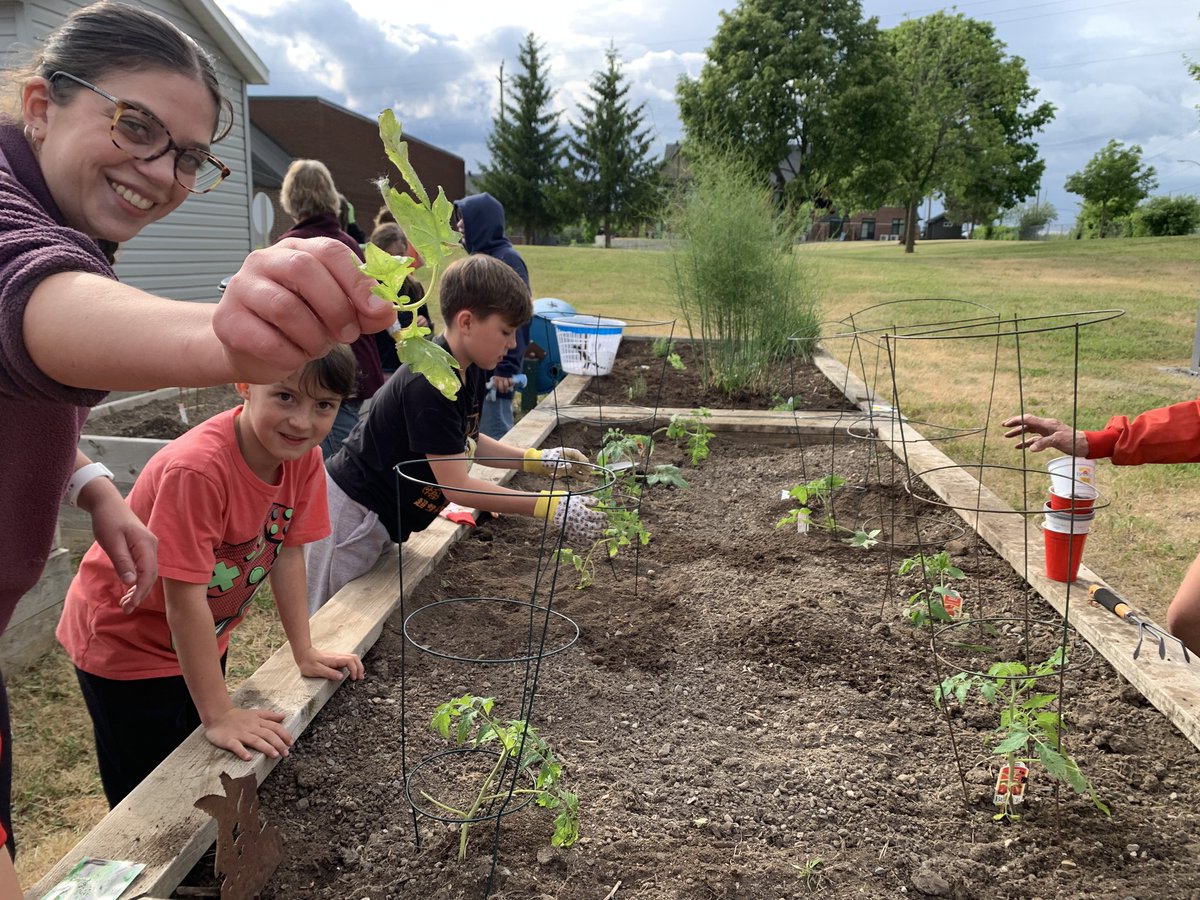 CarletonPlaceYC's tweet image. Gardening is a lot of work, but we're learning gardening is a lot of fun! #lifeskills #twogreenthumbsup
Thank you @thehomedepot for supplies and our amazing community volunteers!!